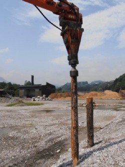 Hydraulkhammer in Aktion auf Baustelle